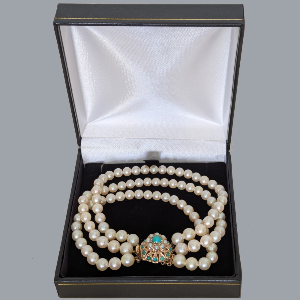 Pearl Bracelet with Turquoise 9ct Gold Cluster Clasp Vintage 1960s Triple Strand View VI