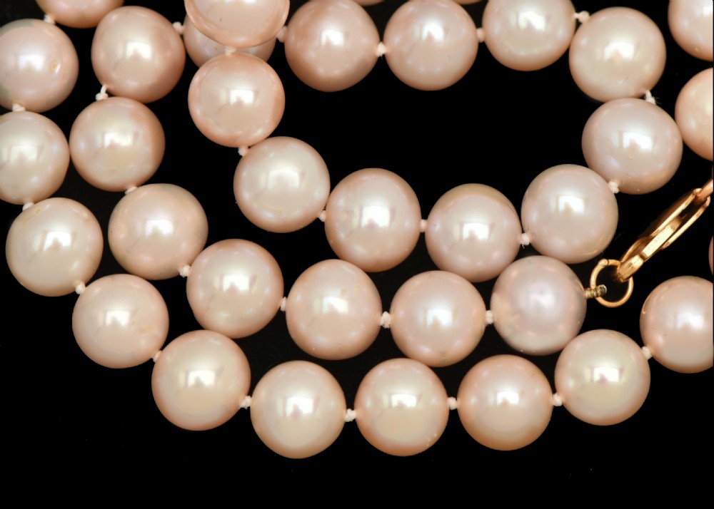 Single Strand Pearl Necklace Large 9mm Pink Pearls 18ct Gold Lobster Clasp 1960s View VIII