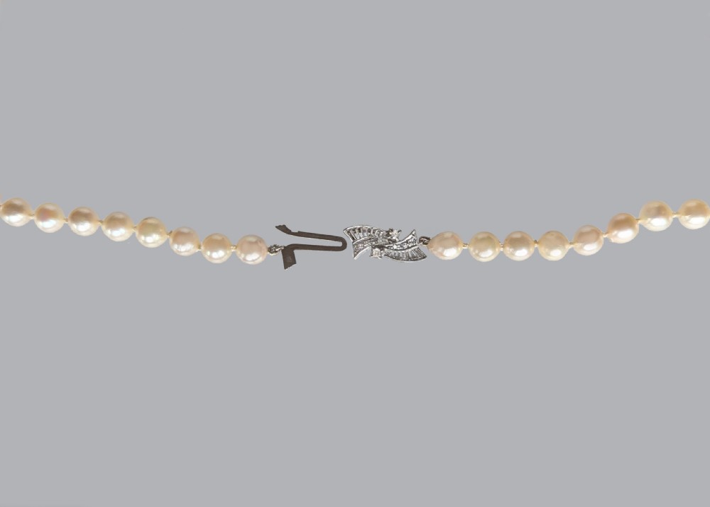 1930s Art Deco Pearl Necklace with Diamond Set Gold Clasp View V
