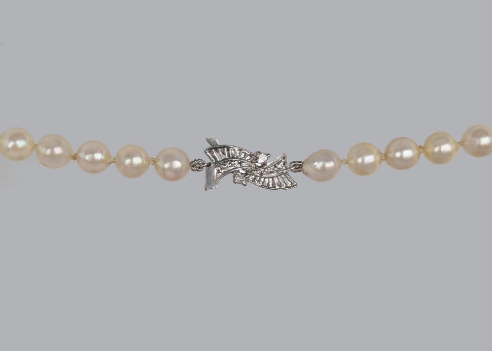 1930s Art Deco Pearl Necklace with Diamond Set Gold Clasp View VI