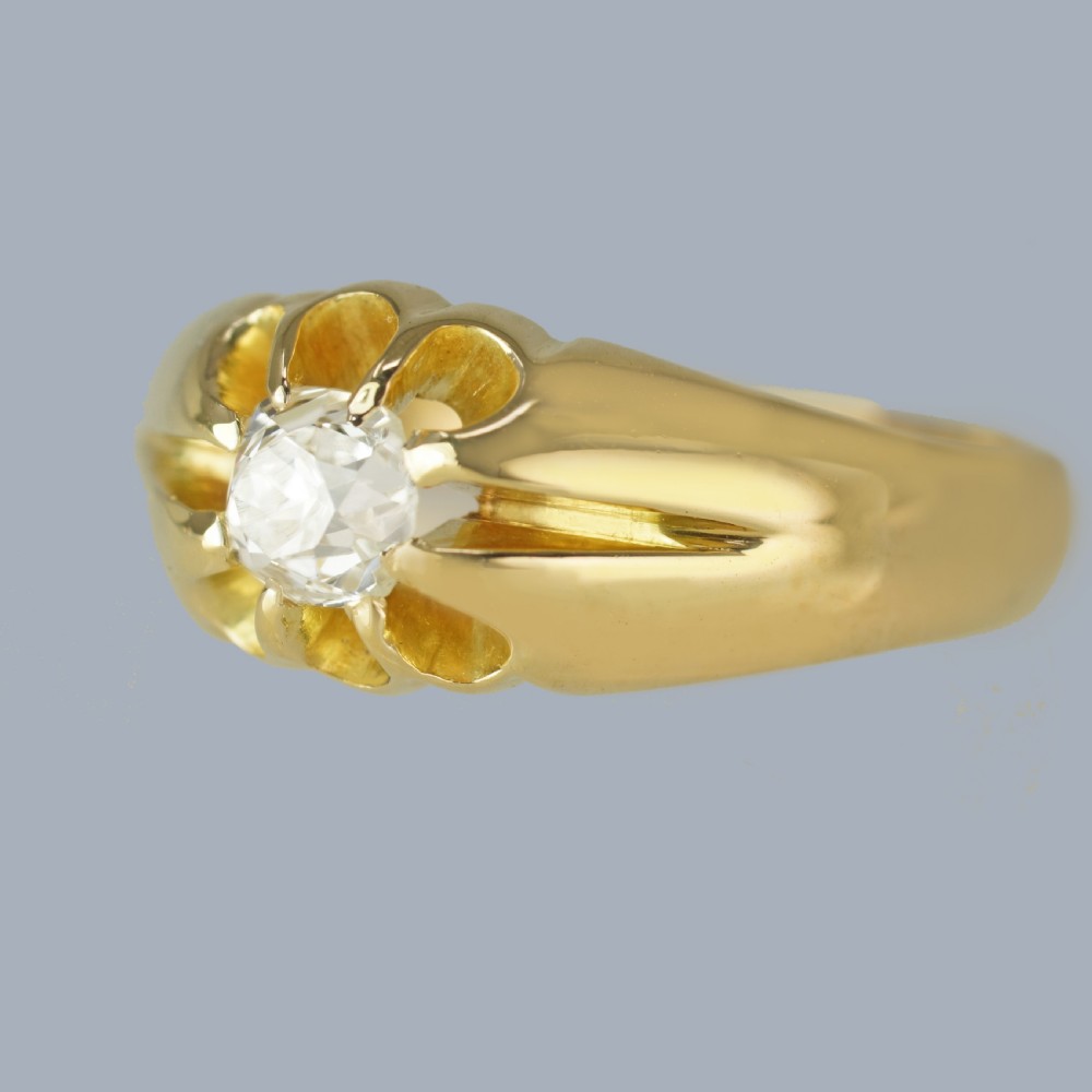 An 18ct yellow gold band featuring a central Old European cut diamond set within a fluted starburst mount. View IV