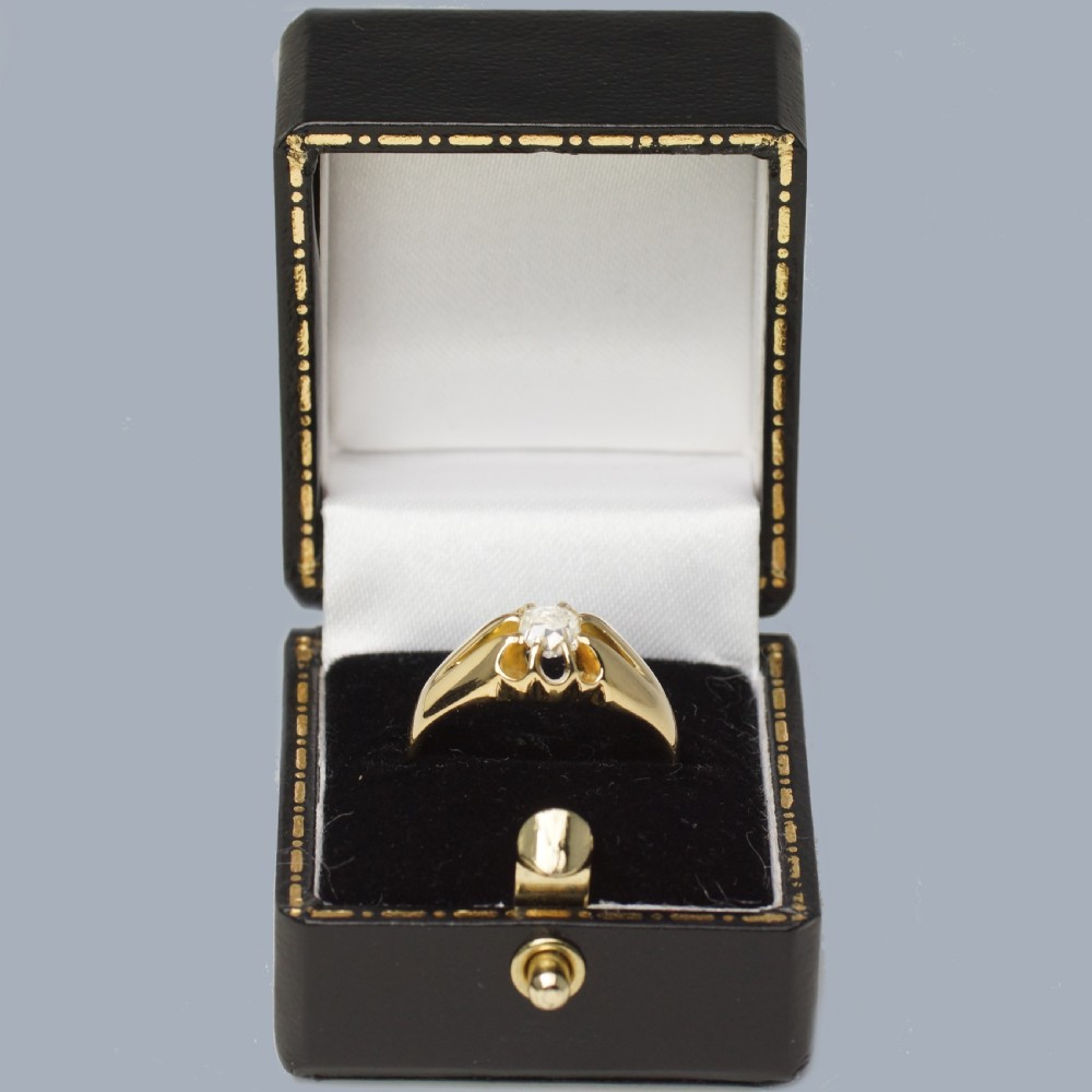 An 18ct yellow gold band featuring a central Old European cut diamond set within a fluted starburst mount. View V