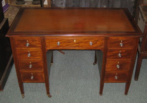 Fine Late Victorian Mahogany Knee-hole Desk