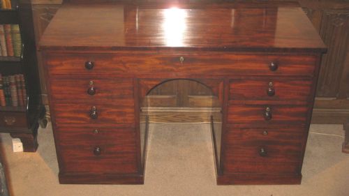 A Fine Quality Early Victorian Mahogany Knee-hole Desk.