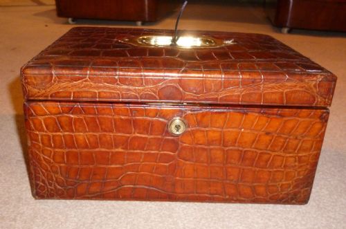 A VERY SPECIAL AND UNUSUAL CROCODILE JEWELLERY CASE - ADDITIONAL PHOTO 1
