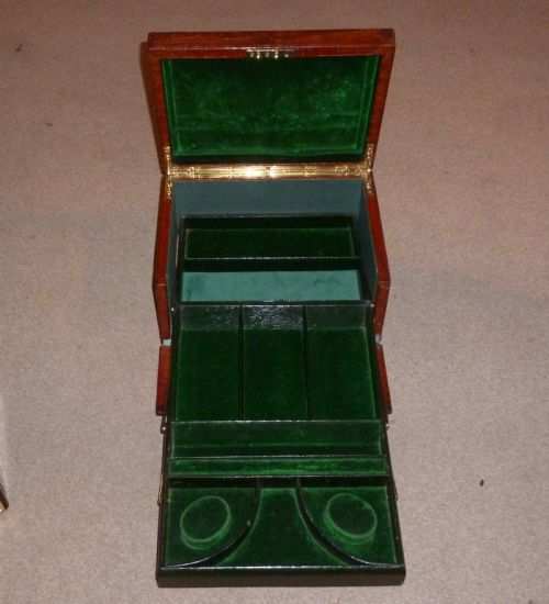 A VERY SPECIAL AND UNUSUAL CROCODILE JEWELLERY CASE - ADDITIONAL PHOTO 2