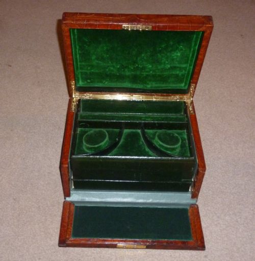 A VERY SPECIAL AND UNUSUAL CROCODILE JEWELLERY CASE - ADDITIONAL PHOTO 3