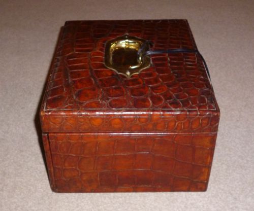 A VERY SPECIAL AND UNUSUAL CROCODILE JEWELLERY CASE - ADDITIONAL PHOTO 4