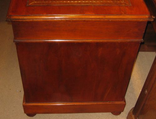 LATE VICTORIAN SOLID AND GOLDEN WALNUT PEDESTAL DESK - ADDITIONAL PHOTO 2