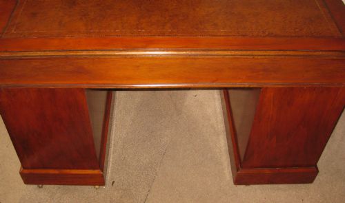 LATE VICTORIAN SOLID AND GOLDEN WALNUT PEDESTAL DESK - ADDITIONAL PHOTO 4