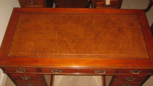 LATE VICTORIAN SOLID AND GOLDEN WALNUT PEDESTAL DESK - ADDITIONAL PHOTO 6