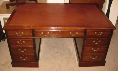 WELL PROPORTIONED MAHOGANY PEDESTAL DESK