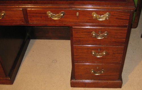 EARLY GEORGIAN CIRCA 1780 MAHOGANY KNEEHOLE DESK - ADDITIONAL PHOTO 1