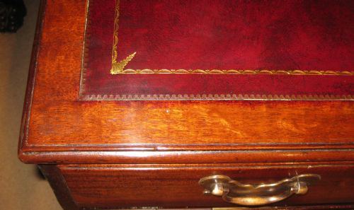 EARLY GEORGIAN CIRCA 1780 MAHOGANY KNEEHOLE DESK - ADDITIONAL PHOTO 3