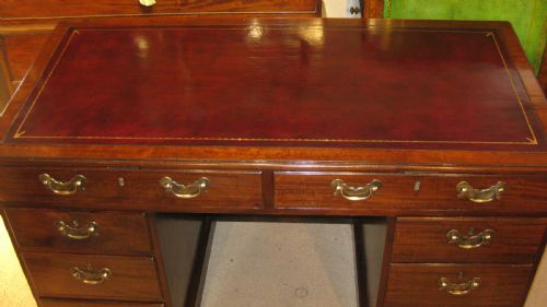 EARLY GEORGIAN CIRCA 1780 MAHOGANY KNEEHOLE DESK - ADDITIONAL PHOTO 4