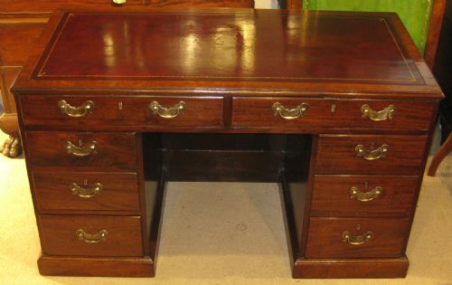 EARLY GEORGIAN CIRCA 1780 MAHOGANY KNEEHOLE DESK - ADDITIONAL PHOTO 5
