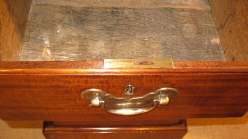 EARLY GEORGIAN CIRCA 1780 MAHOGANY KNEEHOLE DESK - ADDITIONAL PHOTO 8