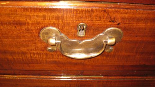 EARLY GEORGIAN CIRCA 1780 MAHOGANY KNEEHOLE DESK - ADDITIONAL PHOTO 9