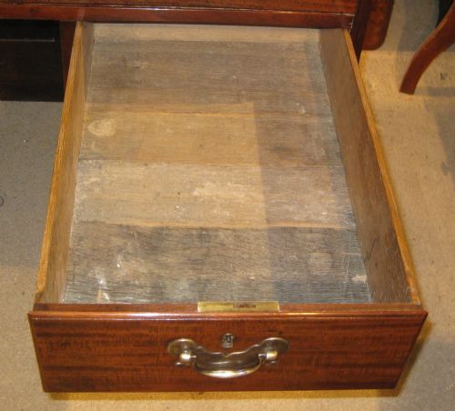 EARLY GEORGIAN CIRCA 1780 MAHOGANY KNEEHOLE DESK - ADDITIONAL PHOTO 10