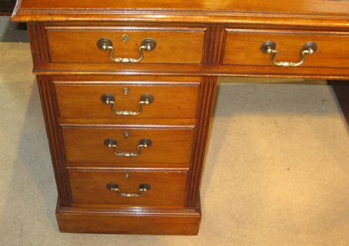LATE VICTORIAN GOLDEN MAHOGANY PEDESTAL DESK - ADDITIONAL PHOTO 3