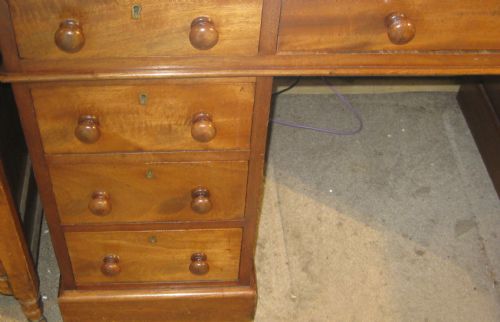 VICTORIAN GOLDEN MAHOGANY PEDESTAL DESK - ADDITIONAL PHOTO 2