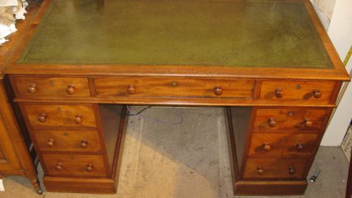 VICTORIAN GOLDEN MAHOGANY PEDESTAL DESK