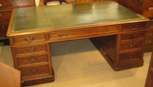 Lovely Quality Victorian Mahogany Pedestal Partners Desk