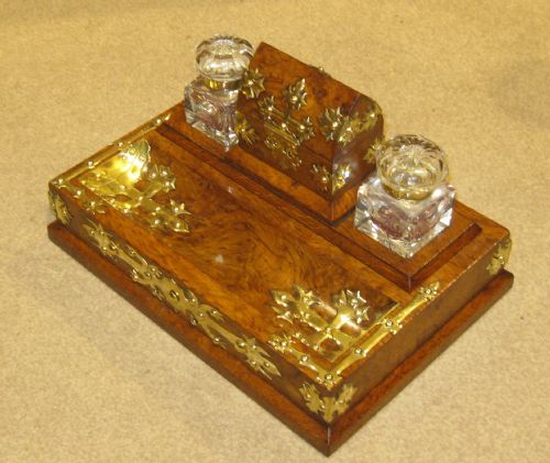 AN UNUSUAL VICTORIAN WALNUT INKSTAND - ADDITIONAL PHOTO 1