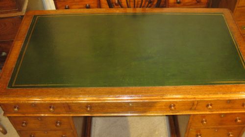 VICTORIAN WELL PROPORTIONED GOLDEN OAK PEDESTAL DESK - ADDITIONAL PHOTO 1