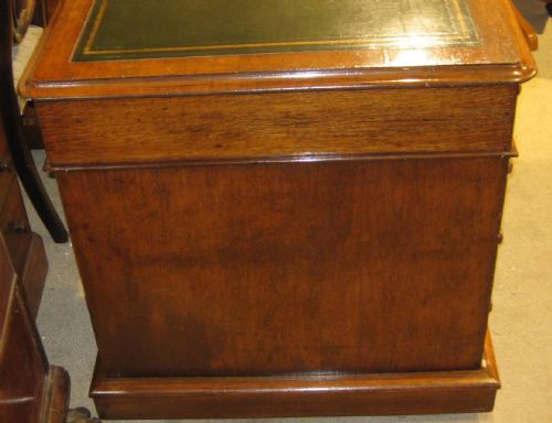 VICTORIAN WELL PROPORTIONED GOLDEN OAK PEDESTAL DESK - ADDITIONAL PHOTO 3