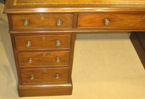 LOVELY VICTORIAN MAHOGANY PEDESTAL DESK OF GOOD PROPORTIONS - ADDITIONAL PHOTO 1