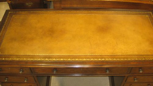 LOVELY VICTORIAN MAHOGANY PEDESTAL DESK OF GOOD PROPORTIONS - ADDITIONAL PHOTO 2