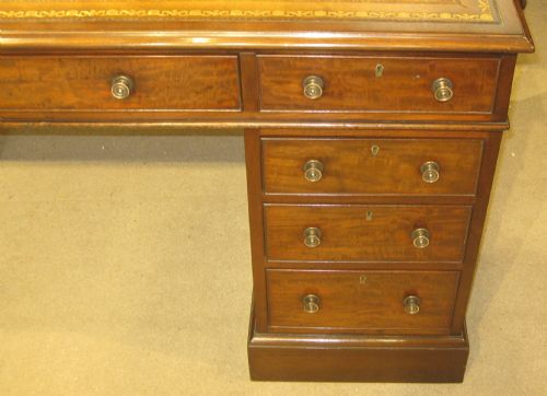 LOVELY VICTORIAN MAHOGANY PEDESTAL DESK OF GOOD PROPORTIONS - ADDITIONAL PHOTO 4