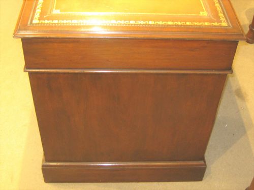 LOVELY VICTORIAN MAHOGANY PEDESTAL DESK OF GOOD PROPORTIONS - ADDITIONAL PHOTO 5
