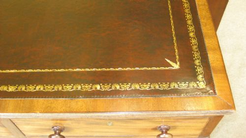 FINE QUALITY VICTORIAN MAHOGANY PEDESTAL DESK - ADDITIONAL PHOTO 3