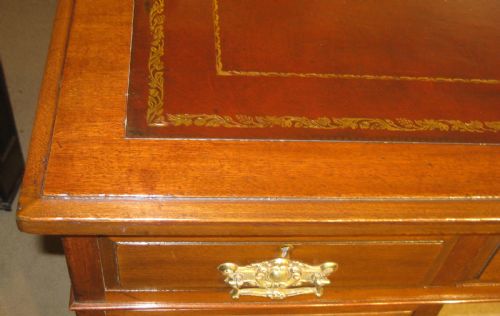 PRETTY LATE VICTORIAN WALNUT PEDESTAL DESK - ADDITIONAL PHOTO 3