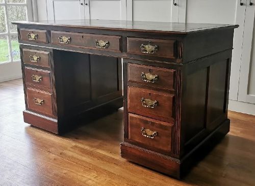 VICTORIAN SOLID MAHOGANY PEDESTAL DESK OF CLASSIC PROPORTIONS