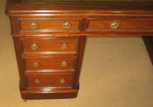 VICTORIAN MAHOGANY WELL PROPORTIONED PEDESTAL DESK - ADDITIONAL PHOTO 3