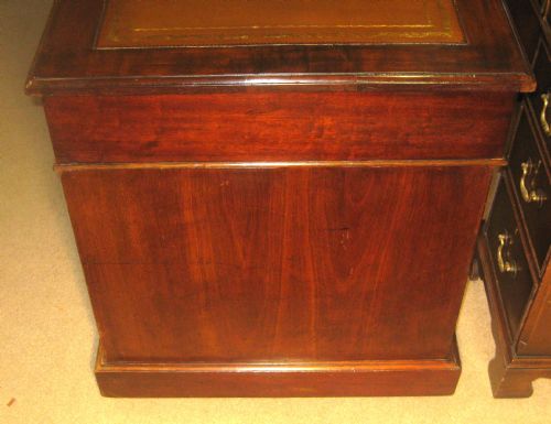 VICTORIAN MAHOGANY PEDESTAL DESK OF CLASSIC PROPORTIONS - ADDITIONAL PHOTO 3