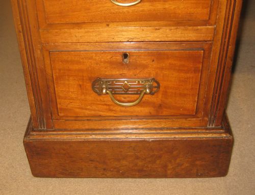VICTORIAN MAHOGANY PEDESTAL DESK OF CLASSIC PROPORTIONS - ADDITIONAL PHOTO 4