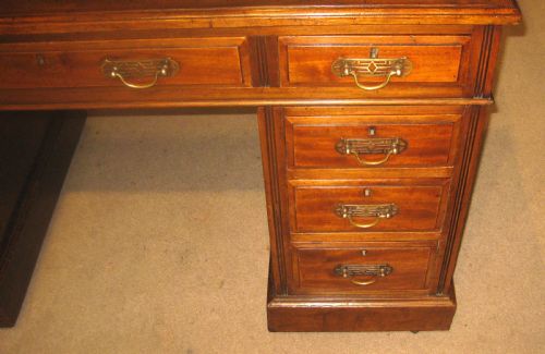 VICTORIAN MAHOGANY PEDESTAL DESK OF CLASSIC PROPORTIONS - ADDITIONAL PHOTO 6