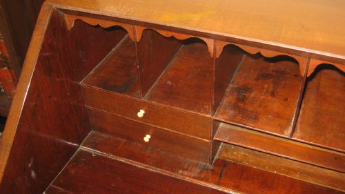 GEORGIAN MAHOGANY BUREAU - ADDITIONAL PHOTO 2