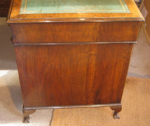 PRETTY LATE VICTORIAN WALNUT PEDESTAL DESK - ADDITIONAL PHOTO 4