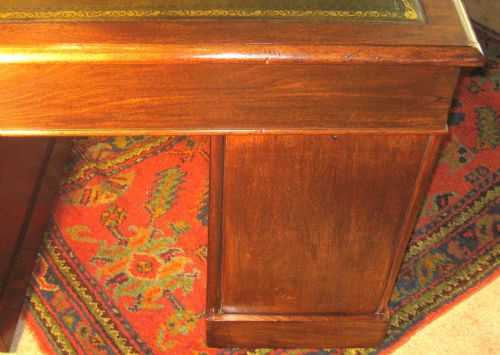 FINE LATE VICTORIAN MAHOGANY PEDESTAL DESK - ADDITIONAL PHOTO 3