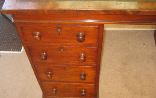 FINE QUALITY VICTORIAN MAHOGANY PEDESTAL DESK - ADDITIONAL PHOTO 2