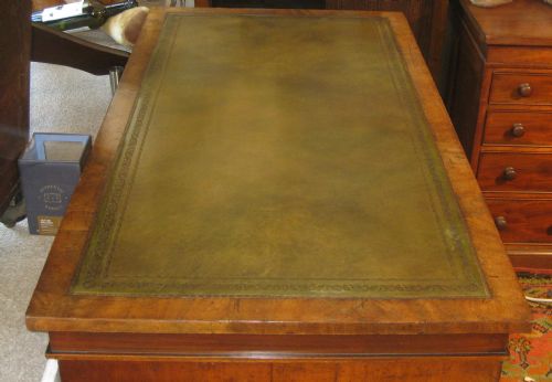 FINE QUALITY VICTORIAN MAHOGANY PEDESTAL DESK - ADDITIONAL PHOTO 4