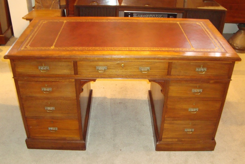 Good quality solid walnut Victorian kneehole desk.