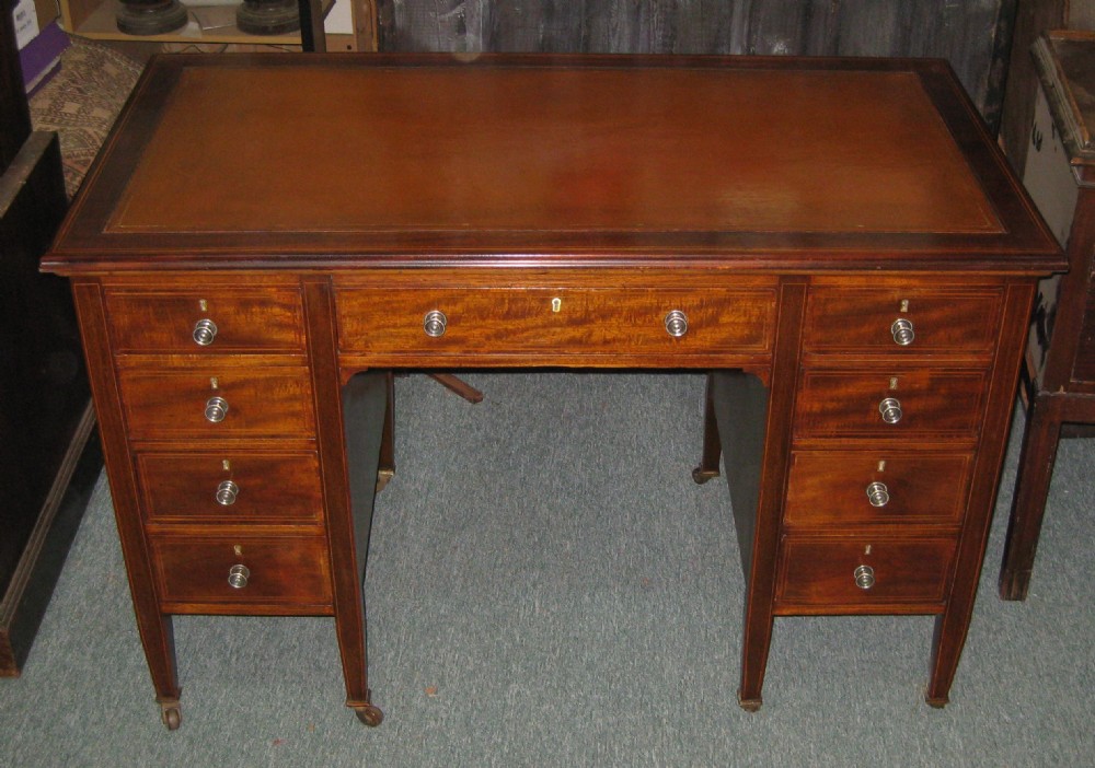 Fine late Victorian mahogany knee-hole desk