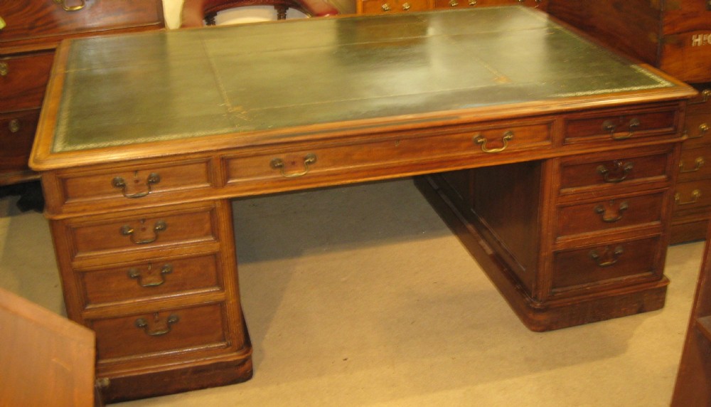 Lovely quality Victorian mahogany pedestal partners desk