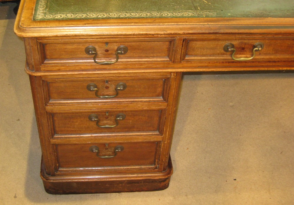 Lovely quality Victorian mahogany pedestal partners desk View II